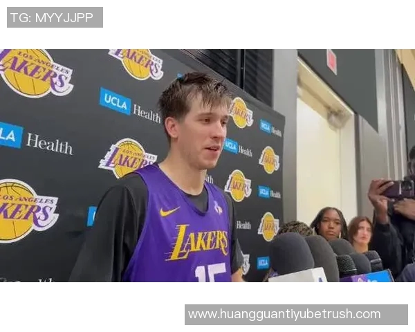 里夫斯谈与詹姆斯东契奇共打球的责任感与自我期许