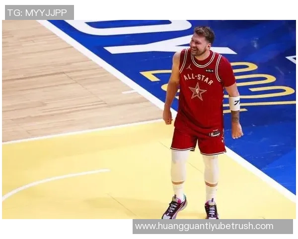 东契奇背打博格丹遭遇撞击疑似小腿受伤引发关注