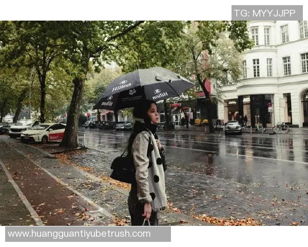 欧阳娜娜身穿阿森纳球衣漫步巴黎街头展现枪迷风采