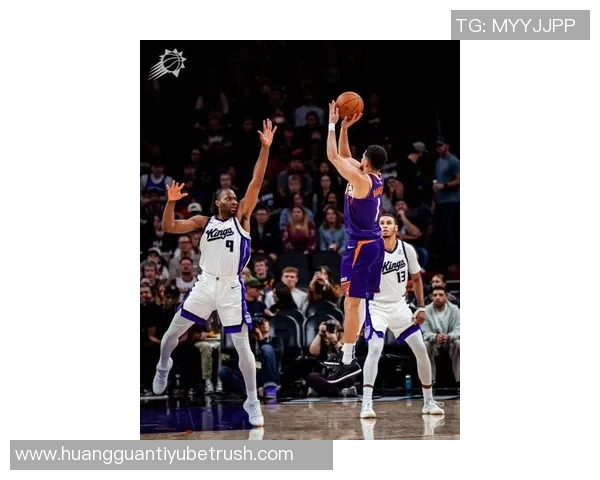 布克半场表现稳定9投4中砍下13分外加1篮板3助攻1抢断助力球队争胜